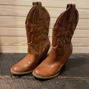 Tan women’s fashion cowboy boots size 10